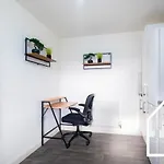 Spacious 3 Bed With Parking, Pool Table, Tvs