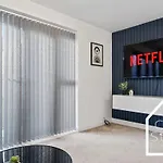 Spacious 3 Bed With Parking, Pool Table, Tvs