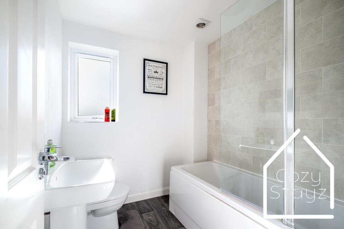 Spacious 3 Bed With Parking, Pool Table, Tvs Birmingham