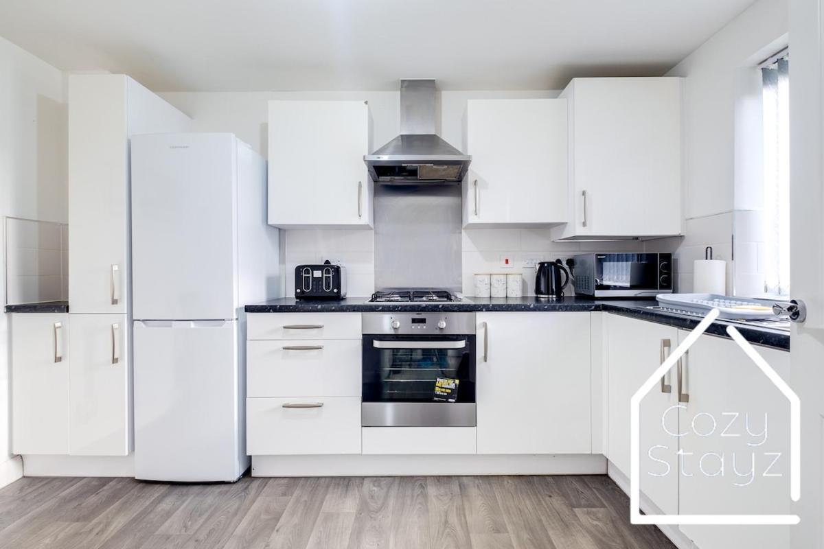 Spacious 3 Bed With Parking, Pool Table, Tvs