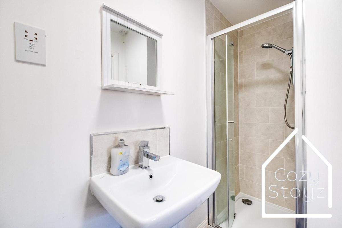 Spacious 3 Bed With Parking, Pool Table, Tvs Birmingham