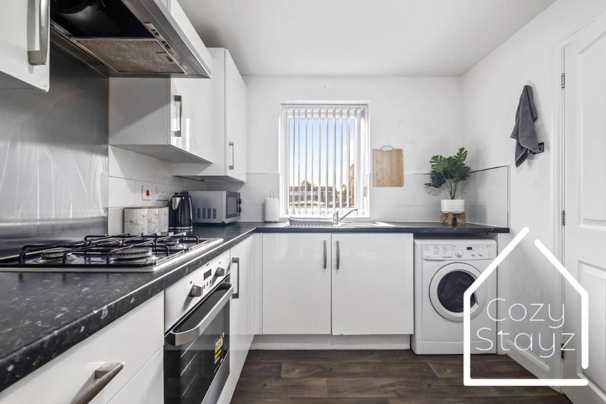 Spacious 3 Bed With Parking, Pool Table, Tvs *